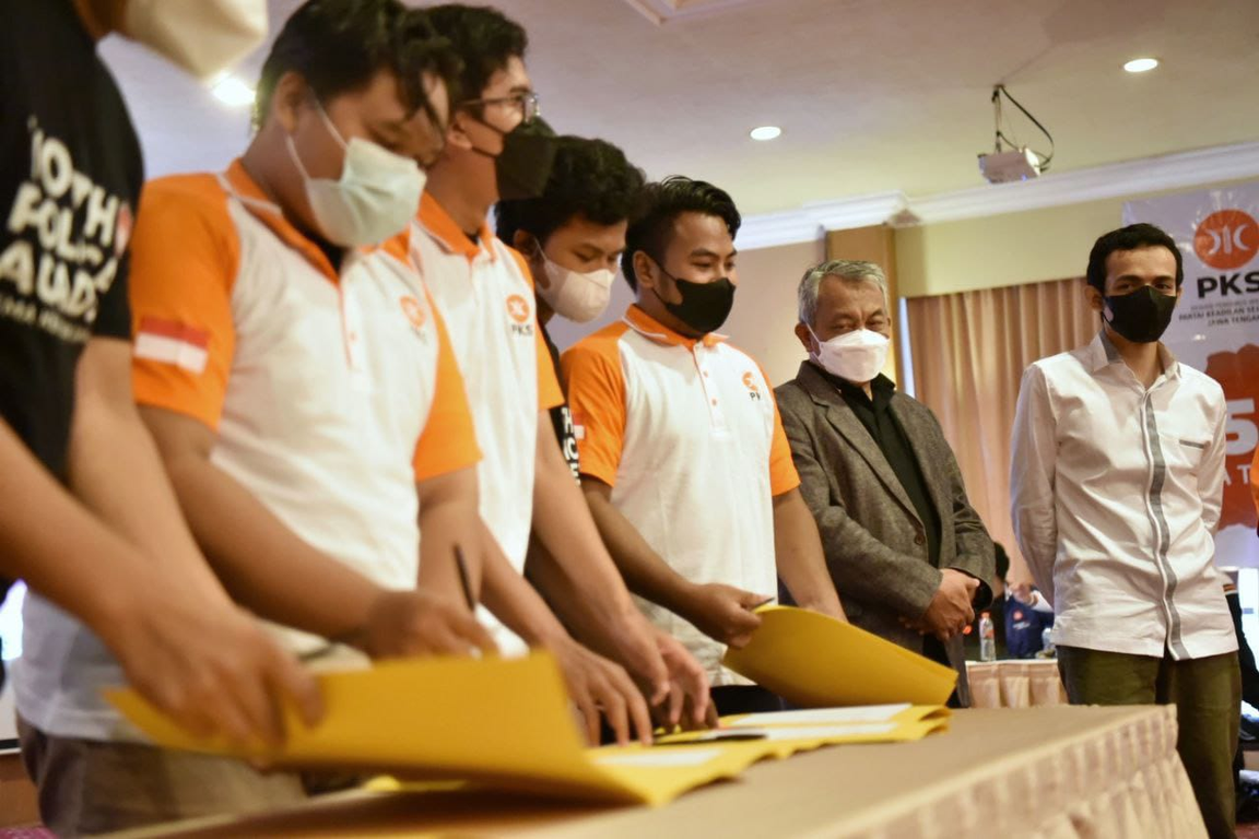 Penandatanganan komitmen siap maju sebagai Caleg PKS 2024 disaksikan Presiden PKS Ahmad Syaikhu dan Ketua DPP Bidang Kepemudaan Gamal Albinsaid, Ahad (7/11) (Donny/PKSFoto)
