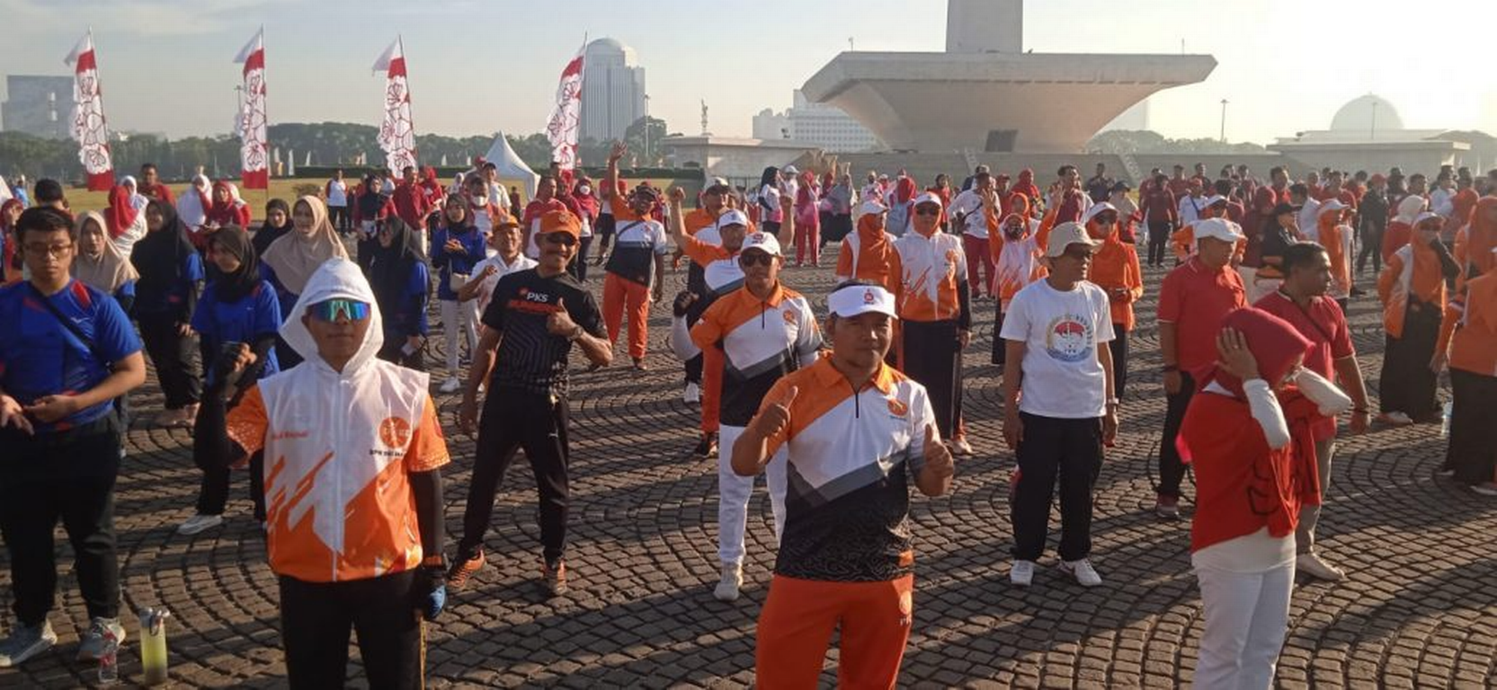 Instruktur senam DOKE PKS DKI Jakarta di acara senam pembauran Kesbangpol DKI
