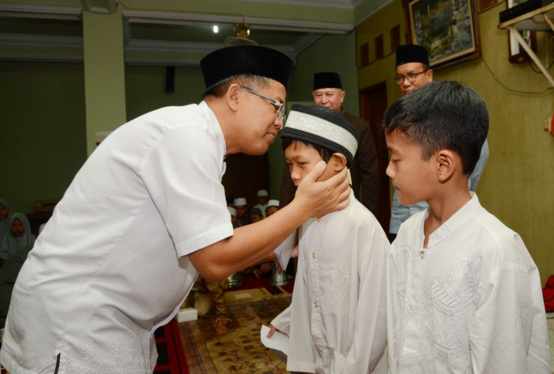 Presiden PKS Mohamad Sohibul Iman menyapa anak yatim dalam program santunan bersama pengurus DPP PKS di bilangan Ragunan, Jakarta, Jumat (24/5) (Dony/PKSFoto)