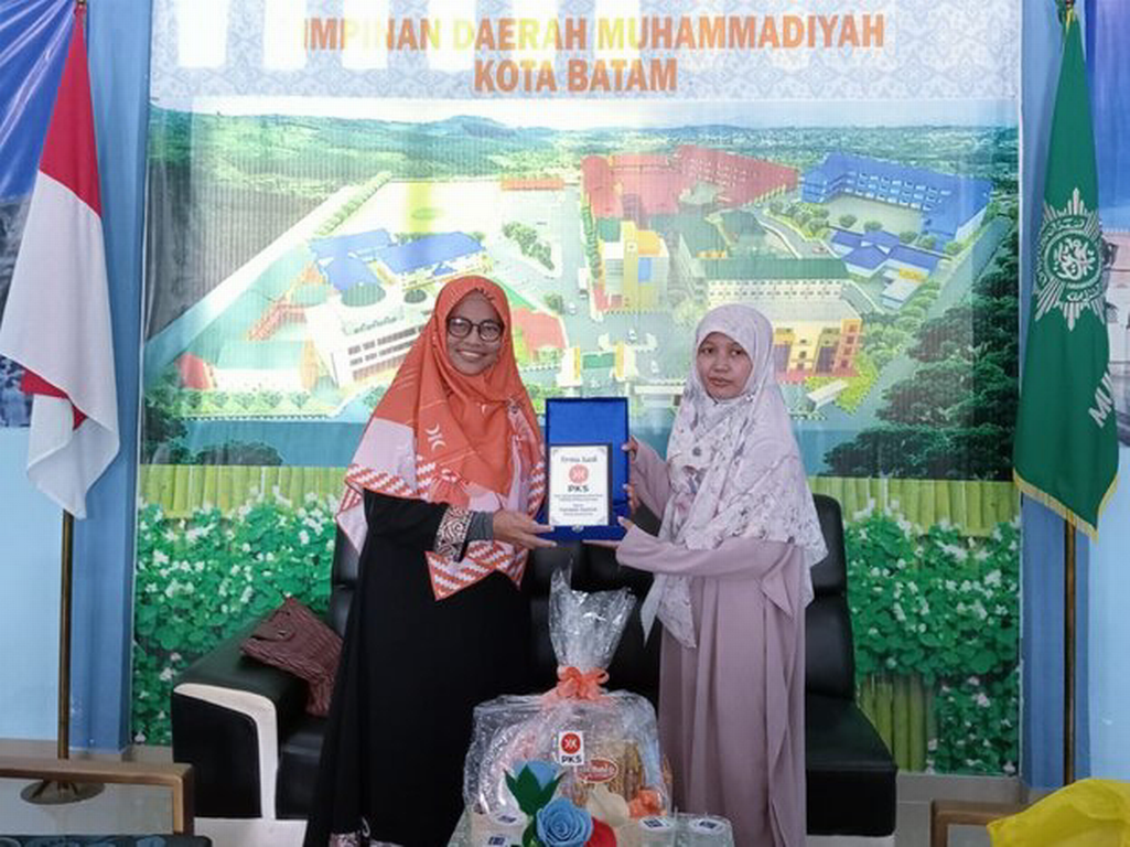 Ketua BPKK DPW PKS Kepulauan Riau (Kepri) Syafniar bersama Ketua PWNA Kepri Leny Fitriani