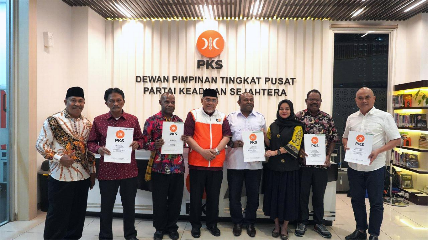 Siap Hadapi Pilkada, 5 Cakada dari Indonesia Timur Terima SK DPP PKS