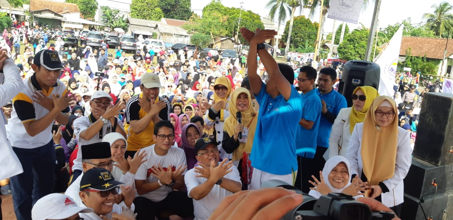 Presiden PKS Mohamad Sohibul Iman bersama Calon Wakil Presiden Sandiaga Uno di Lapangan Jati Buaran, Serpong, Tangerang Selatan, Sabtu (20/10) (Kurnia/PKSFoto)