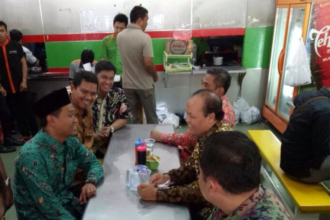 Wakil Ketua Majelis Syura PKS, Hidayat Nur Wahid mencicipi kuliner khas Lampung bakso sony, Ahad (20/8) (Ist)