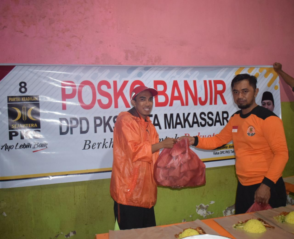 Ketua DPC PKS Tamalanrea, Munawar Ahmad saat menyalurkan bantuan di Posko Siaga Bencana PKS, Jl. Poros BTP Blok A, Makassar (22/1) (dok Humas PKS Makassar)