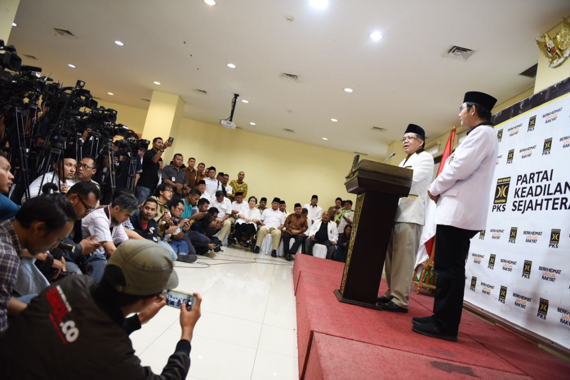 Presiden PKS Mohamad Sohibul Iman dan Sekretaris Jenderal DPP PKS Mustafa Kamal kala mengumumkan nama-nama cagub-cawagub koalisi PKS (M Hilal/PKSFoto)