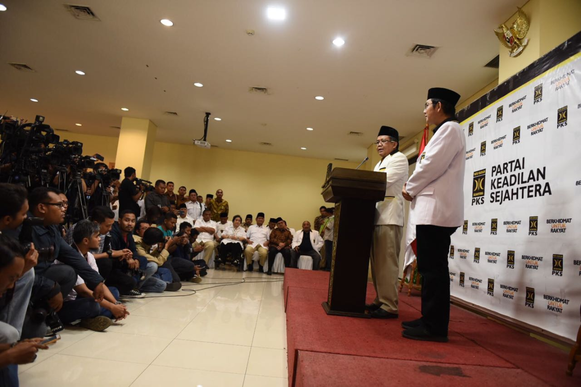 Presiden PKS Mohamad Sohibul Iman mengumumkan nama-nama calon gubernur-wakil gubernur yang diusung PKS, PAN, Gerindra di lima provinsi. (M Hilal/PKS Foto)