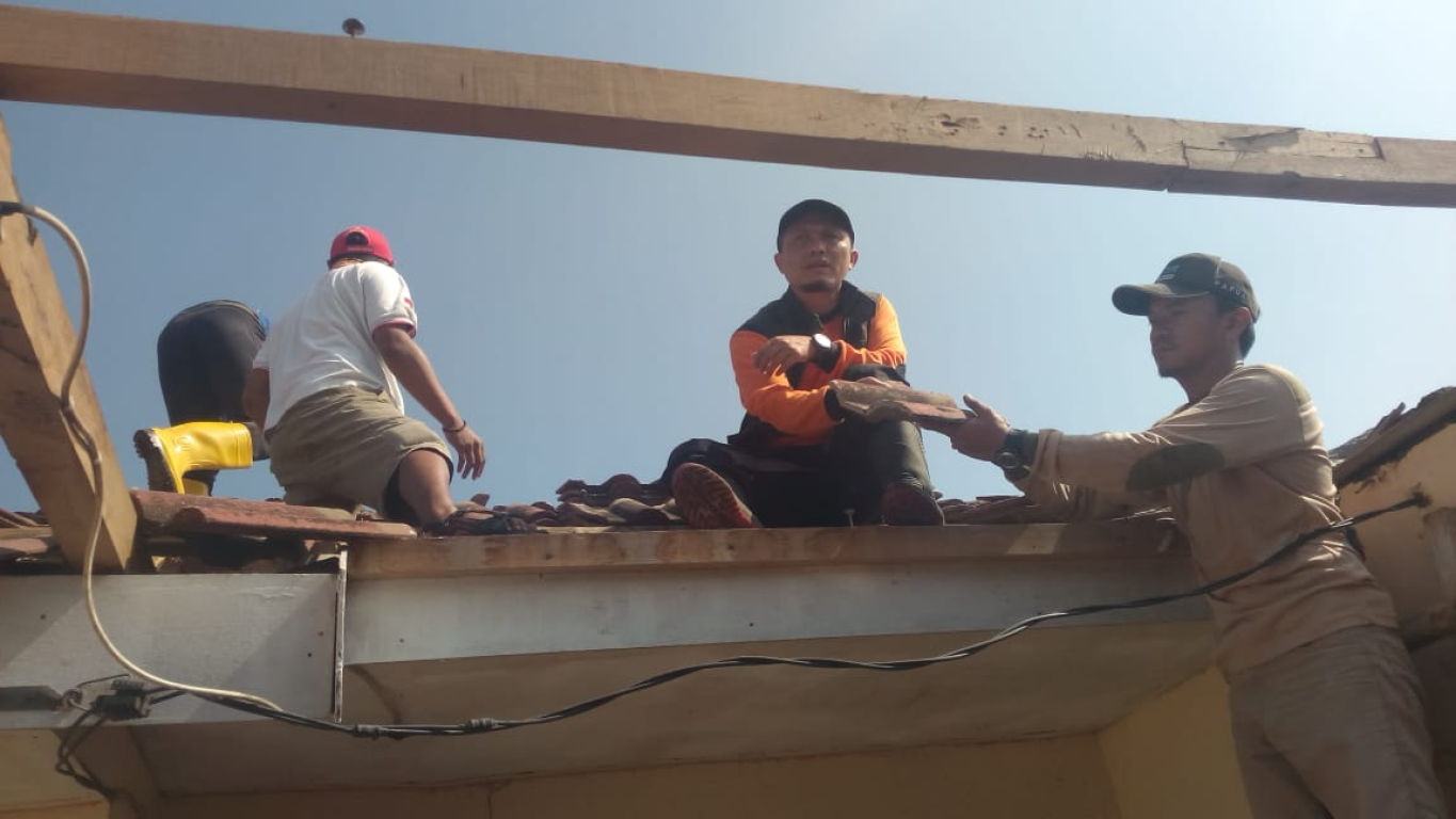 Ketua Fraksi PKS DPRD Kabupaten Bandung, Thony Fathony Muhammad tampak menjadi relawan membantu memperbaiki atap warga di Rancaekek, Kab. Bandung, Sabtu (11/1) (dokpri)