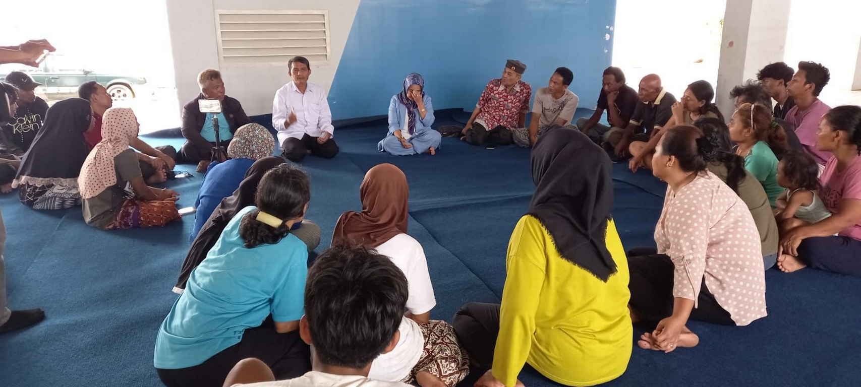 Anggota DPRD DKI Jakarta Ahmad Mardono (kemeja putih) bersama dengan warga Kampung Bayam.