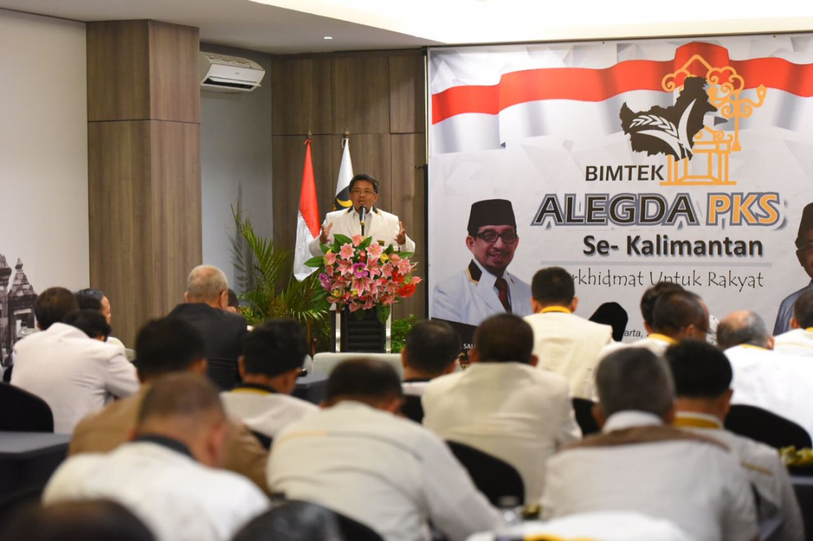 Presiden PKS Mohamad Sohibul Iman memberikan arahan dalam Bimbingan Teknis anggota dewan PKS se-Kalimantan di Yogyakarta, Rabu (29/3/2017) (Hilal/PKS Foto)