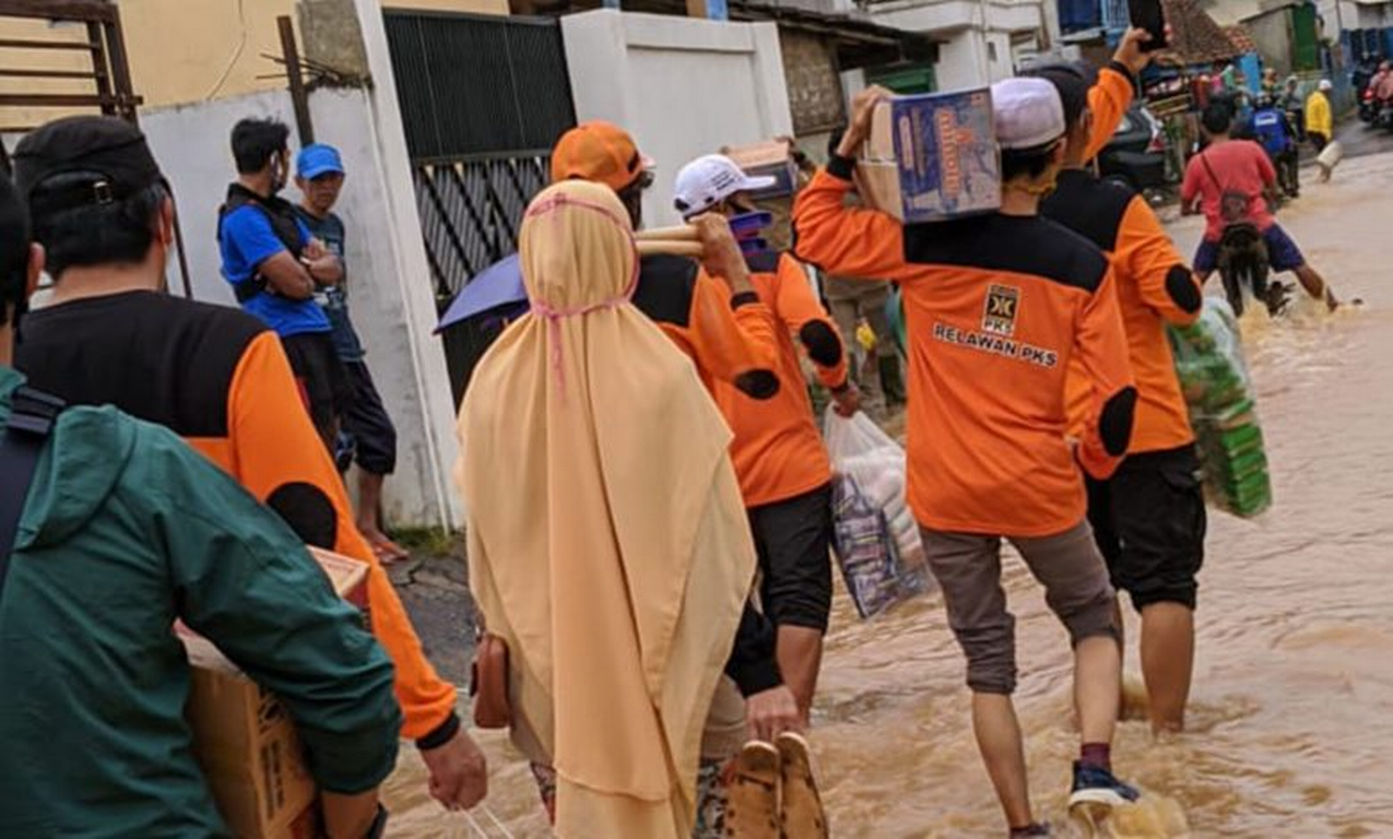 Ilustrasi: Relawan PKS saat turun di bencana longsor Sumedang