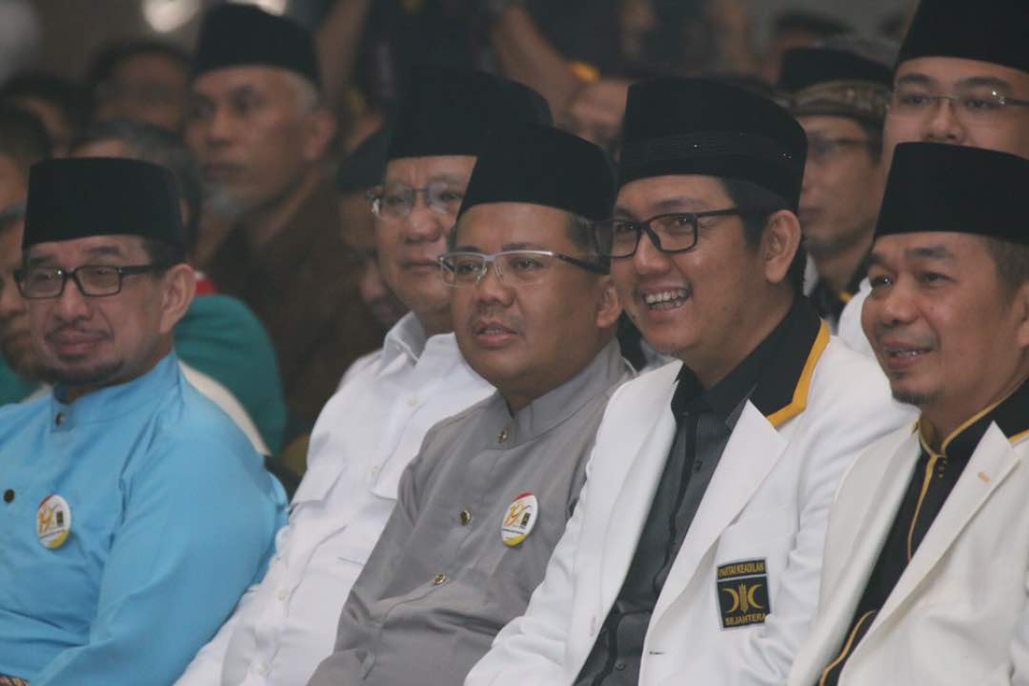 Ketua FPKS DPR RI Jazuli Juwaini, Sekjen DPP PKS Mustafa Kamal, Presiden PKS Mohamad Sohibul Iman, Ketua Dewan Pembina Partai Gerindra Prabowo Subianto dan Ketua Majelis Syura PKS Habib Salim Segaf Al Jufri (kanan ke kiri)
