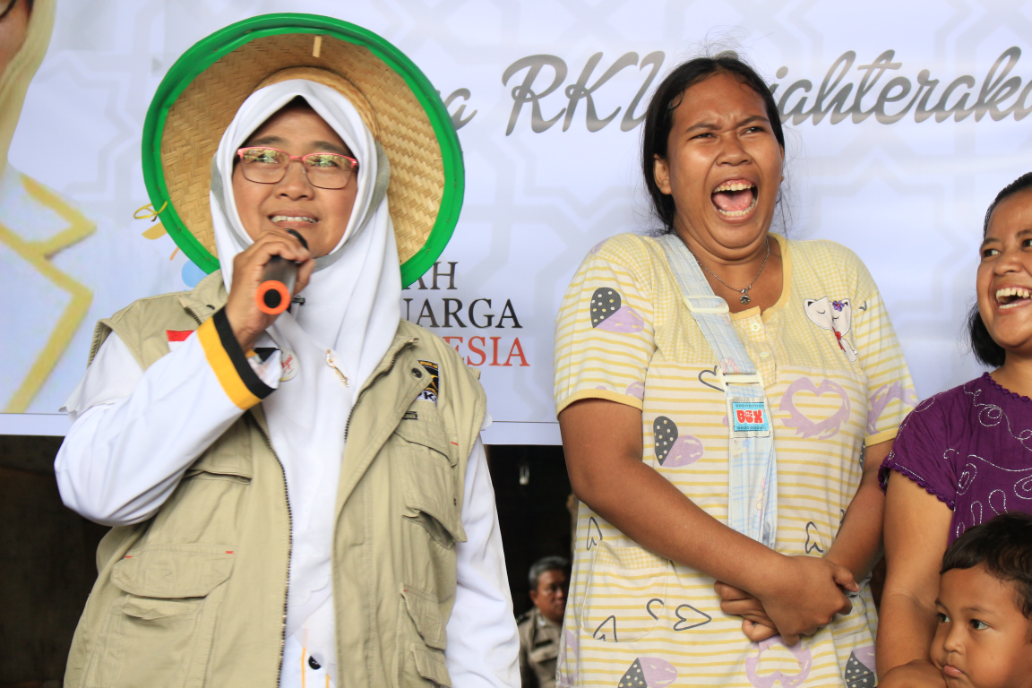 Ketua Bidang Perempuan dan Ketahanan Keluarga (BPKK) Wirianingsih bersama warga Blok Empang