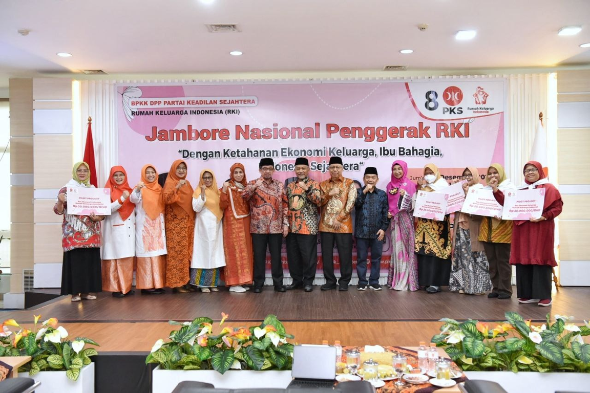 BPKK DPP PKS bersama para pimpinan PKS beserta istrinya memberikan bantuan modal usaha sebagai simbolik peluncuran Pilot Project Pos Ekonomi Keluarga (EKA) di acara Jambore Nasional Penggerak RKI, Jakarta, (23/12/2022). (PKSFoto/Fathur)