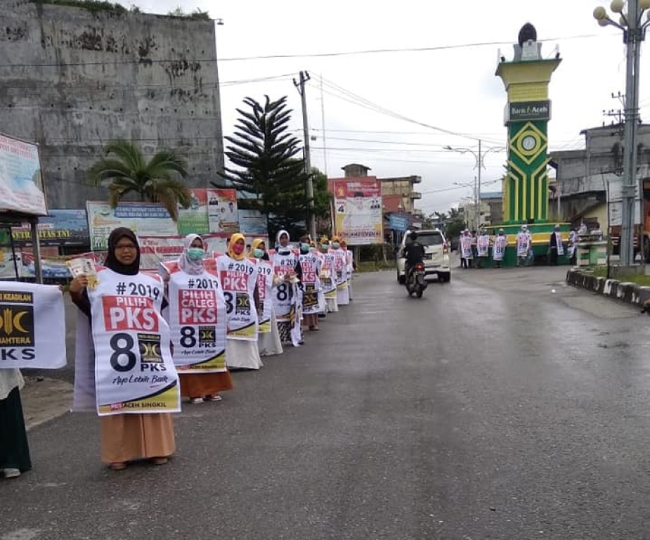 Aksi flash mob PKS Aceh Singkil di Bundaran Tugu Simpang 4 Bazis Rimo, Gunung Meriah, Kab. Aceh Singkil, Ahad (20/1) (dok PKS Aceh Singkil)