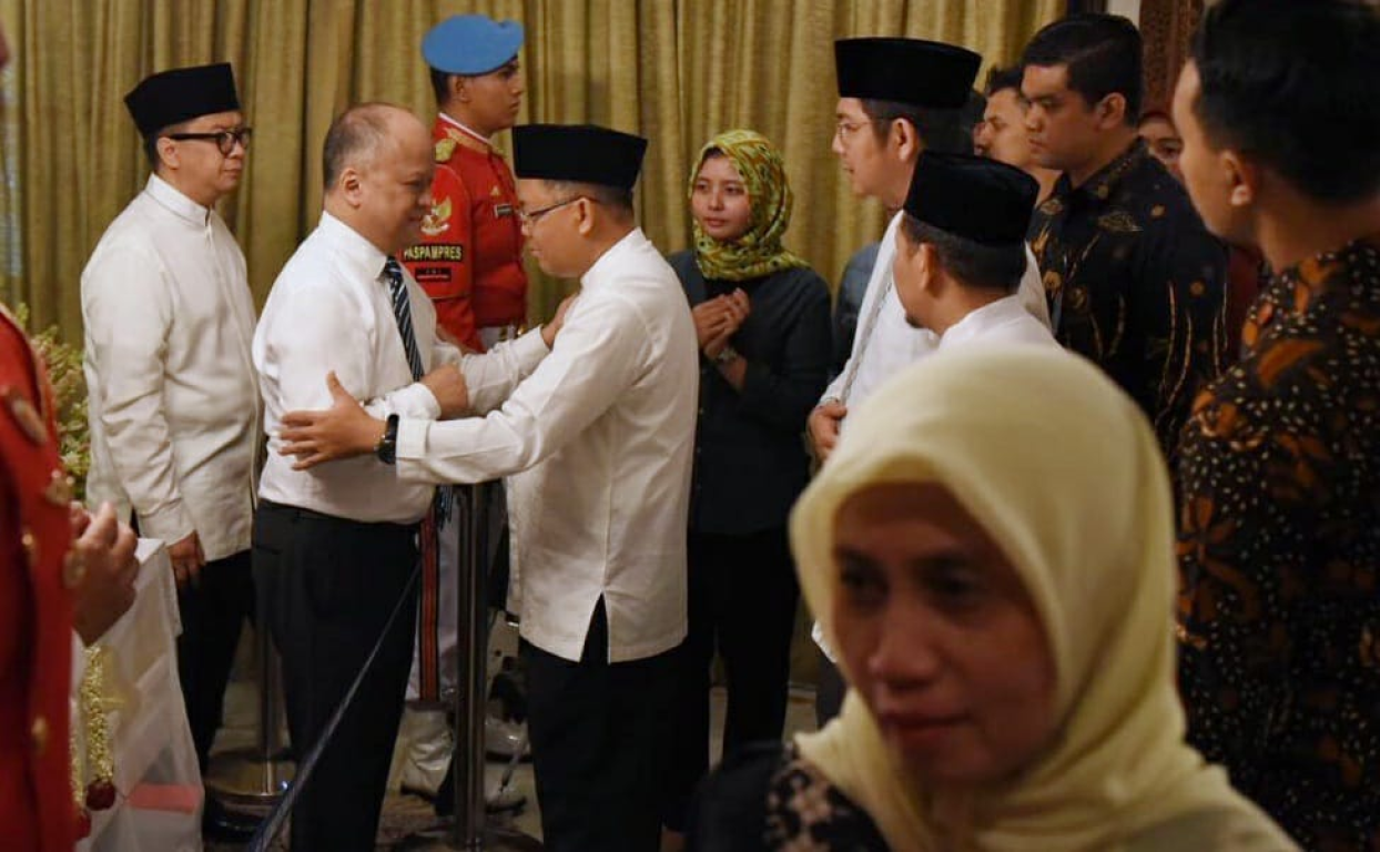 Presiden PKS Mohamad Sohibul Iman menemui anak BJ Habibie, Ilham Habibie saat takziah di rumah duka di bilangan Kuningan, Jakarta Selatan, Kamis (12/9) (M Hilal/PKSFoto)
