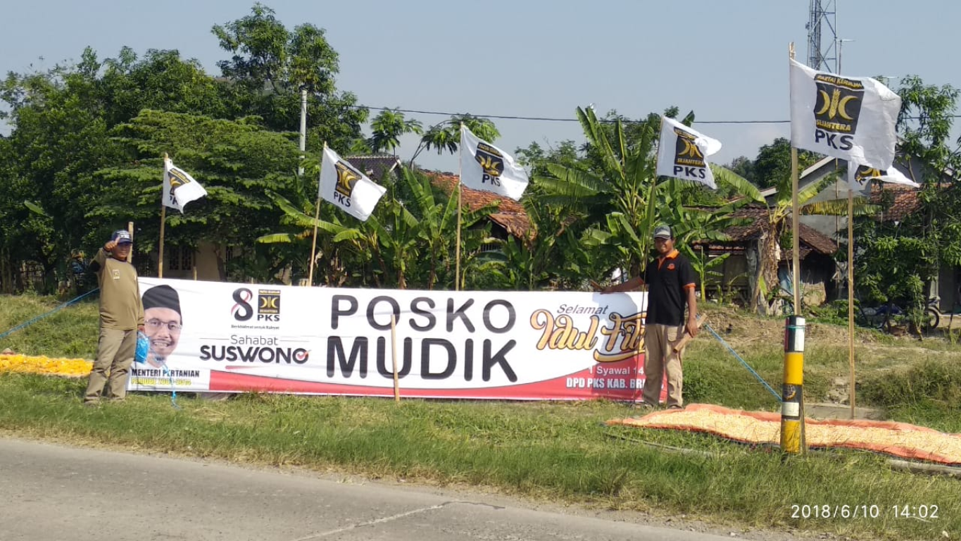 Spanduk penanda Posko Mudik PKS Brebes di Jl. Raya Pejagan Prupuk km 8 Desa Karanbale, Kec Larangan, Brebes (dok Posko Mudik Brebes)