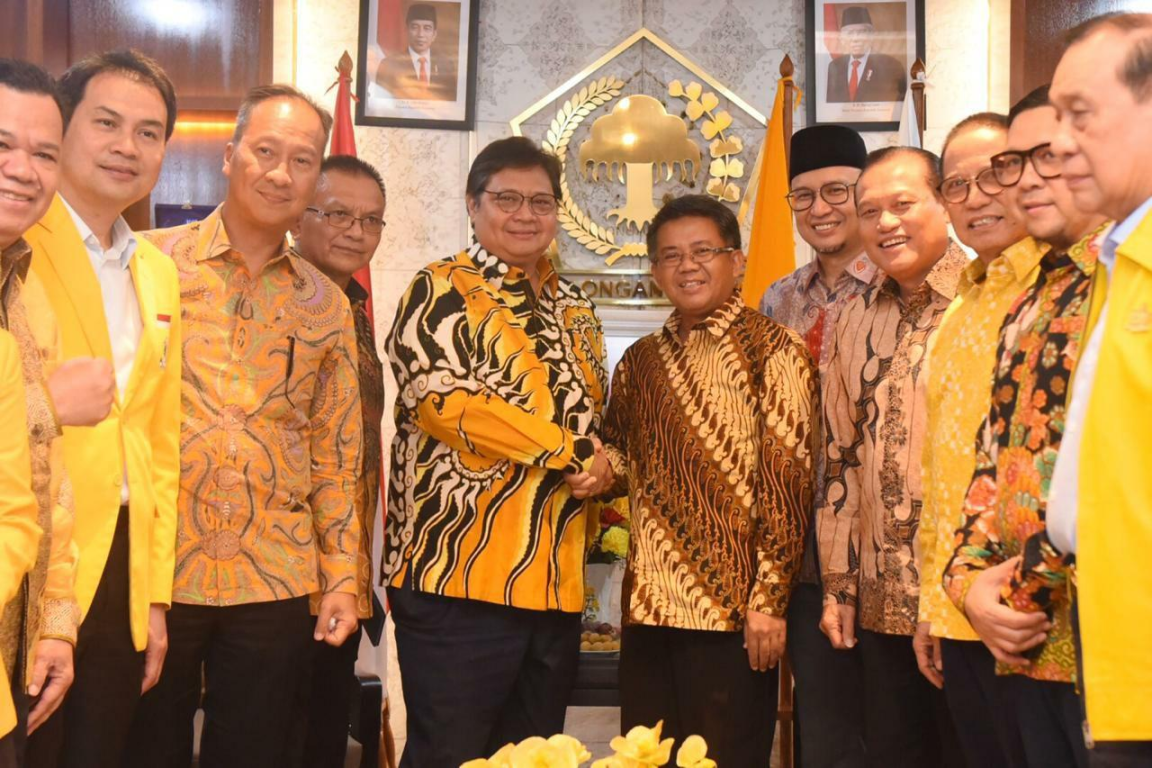 Presiden Partai Keadilan Sejahtera Mohamad Sohibul Iman beserta jajaran pengurus saat melakukan silaturahim ke Kantor DPP Partai Golkar, Selasa (25/02/2020). (Donny/PKSFoto)