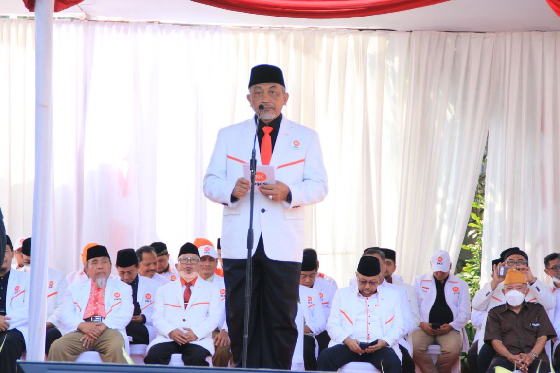 Presiden PKS, Ahmad Syaikhu menjadi Inspektur Upacara pada peringatan HUT Kemerdekaan ke-77 Republik Indonesia di kantor DPTP PKS (Donny/PKSFoto)