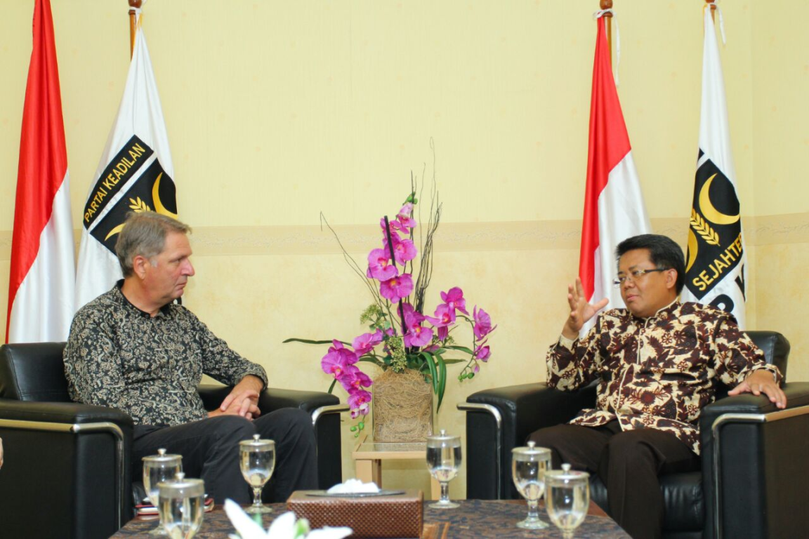 Pertemuan Presiden PKS Mohamad Sohibul Iman dengan Duta Besar Belanda untuk RI Rob Swartbol berbincang akrab dalam kunjungan Dubes Belanda ke kantor DPP PKS, Kamis (3/5) (Donny Abuy/PKSFoto)