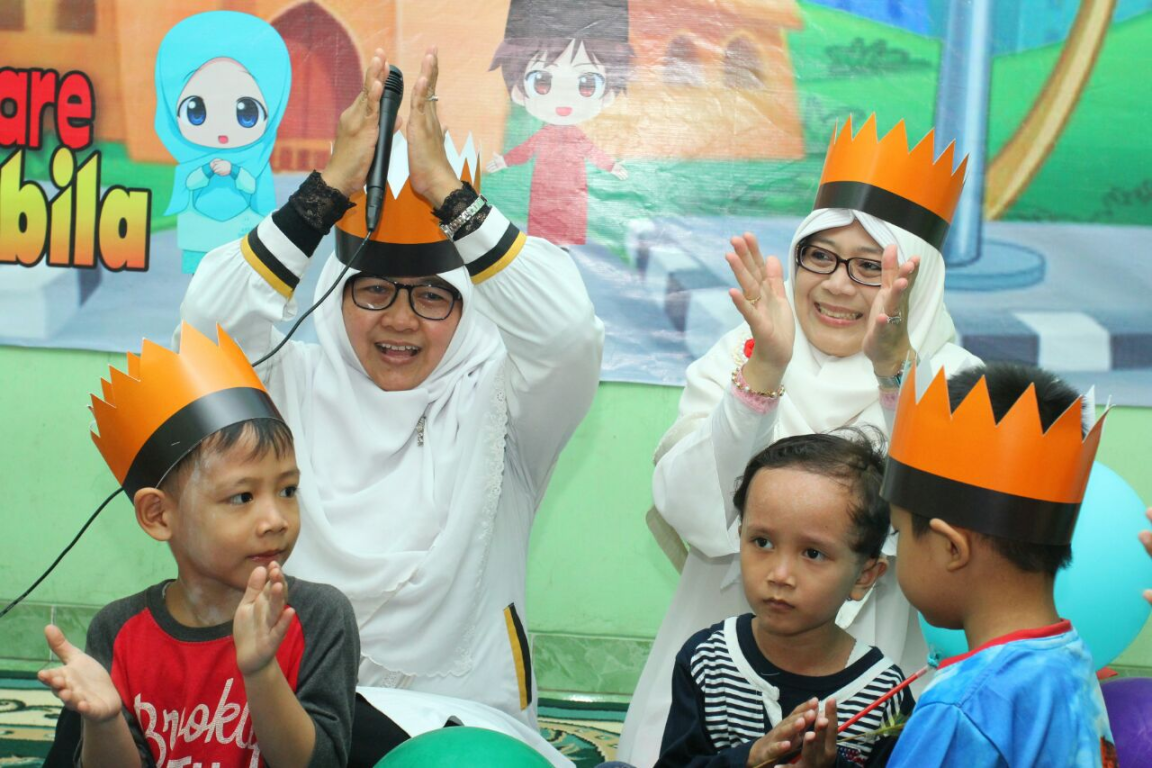 Ketua Bidang Perempuan dan Ketahanan Keluarga (BPKK) DPP PKS, Wirianingsih bermain bersama anak-anak asuh Rumah Keluarga Indonesia (RKI) Jakarta Utara, Ahad (22/4). (Donny Abuy/PKSFoto)