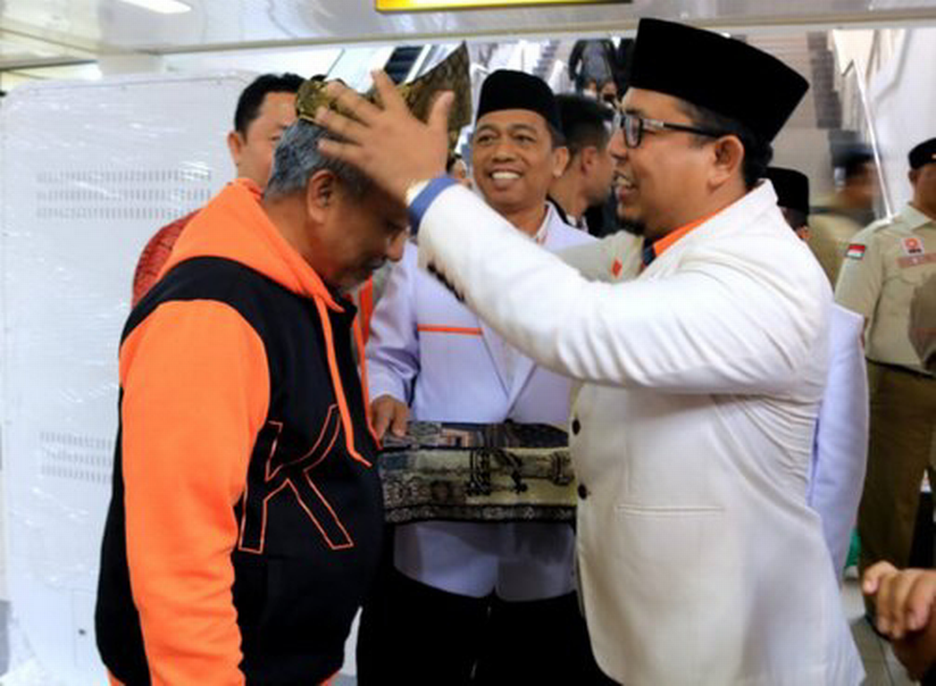 Ketua DPW PKS Kepri Bahktiar atau Usbah menyematkan tanjak Kepri ke Presiden PKS Ahmad Syaikhu di Batam