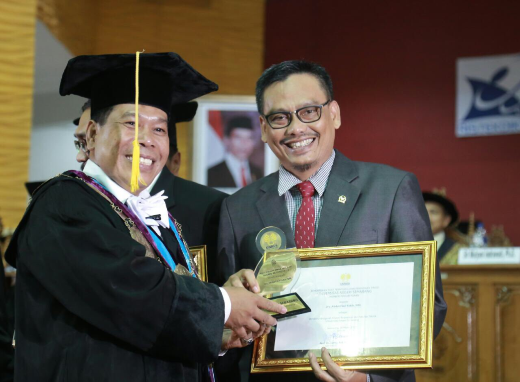 Wakil Ketua Komisi X DPR RI Abdul Fikri Faqih menerima penghargaan alumni berprestasi Unnes, Senin (3/4/2017) (Humas PKS Jateng)