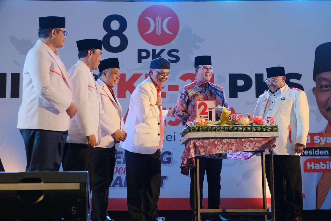 Sekretaris Jenderal PKS Habib Aboe Bakar Alhabsy, Capres Anies Baswedan dan Ketua BPW Jatijaya DPP PKS Abdul Fikti Faqih dalam Peringatan Milad 21 PKS di Yogyakarta. (Isna/PKSFoto)