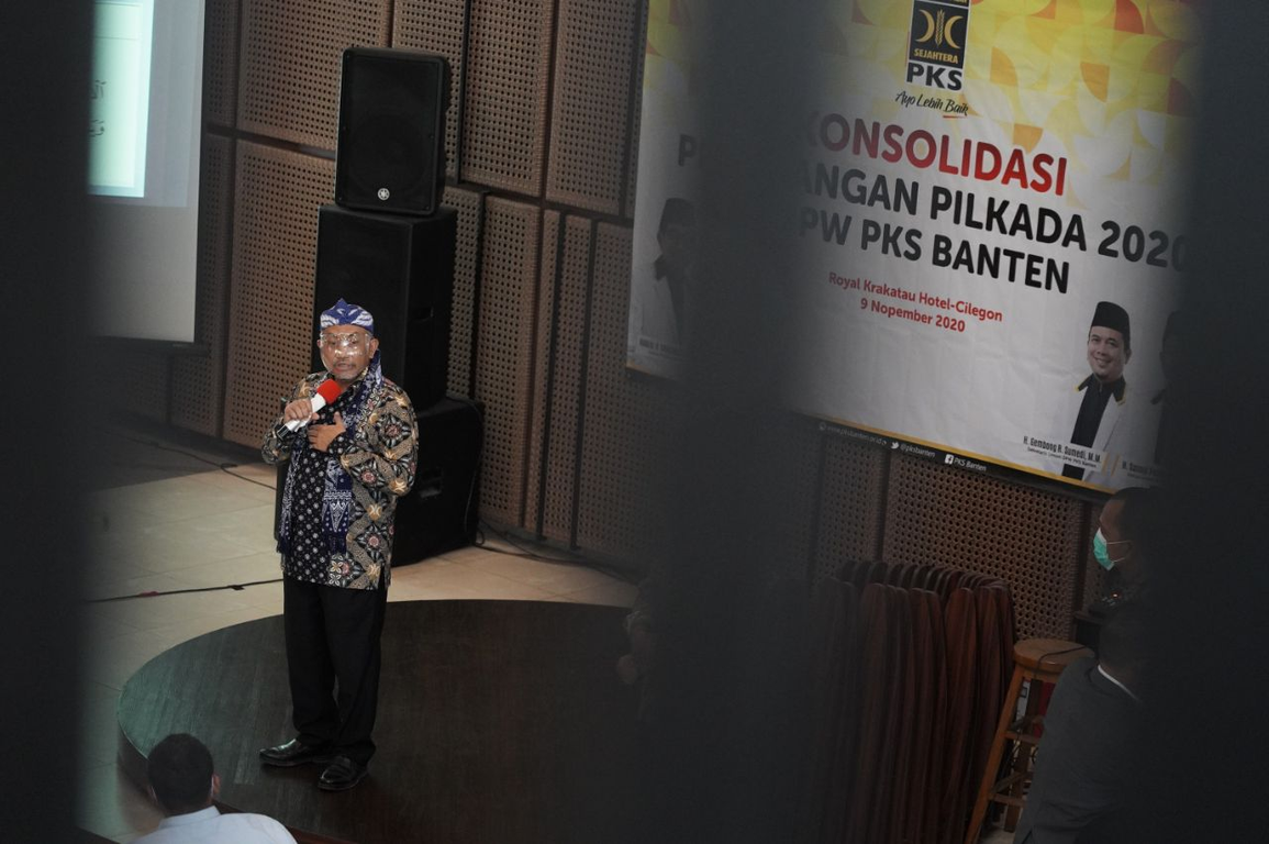 Presiden PKS Ahmad Syaikhu memberikan arahan dalam Konsolidasi Pilkada se-Banten di Cilegon, Senin (9/11) (Donny/PKSFoto)