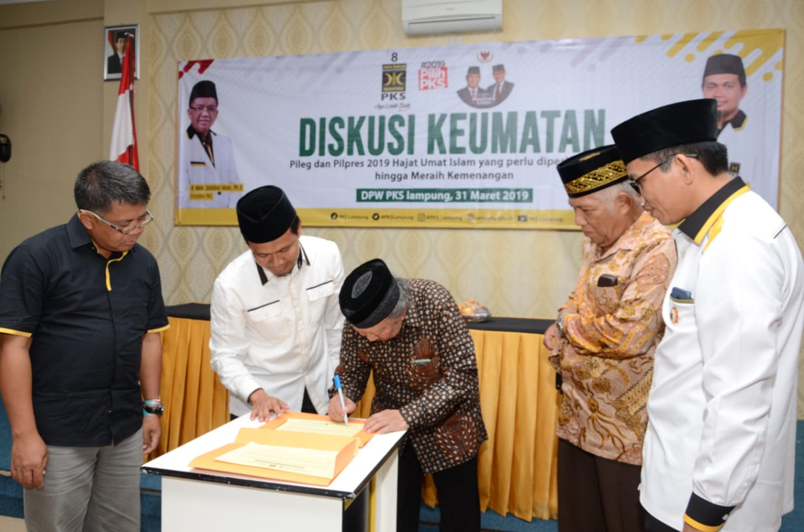 Penandatanganan MoU oleh Sutan Buay Tuala yang disaksikan langsung oleh Presiden Partai Keadilan Sejahtera Mohamad Sohibul Iman dan Jajaran PKS Lampung, Ahad (31/03/2019). (Donny/PKSFoto)