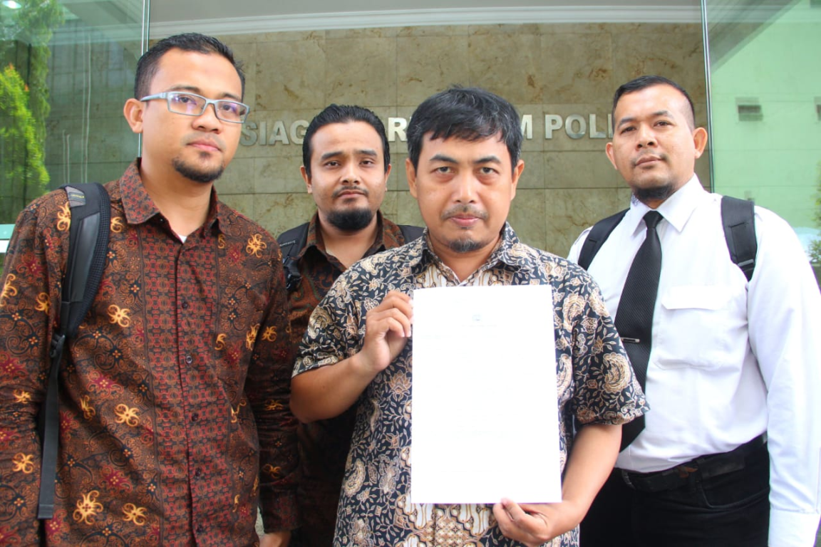 Kader PKS Faudjan Muslim berinisiatif melaporkan Ade Armando (AM) dan Andrian Uki (AU) ke Bareskrim Polri, Jakarta Pusat, Jumat (11/1/2018) (Donny/PKSFoto)