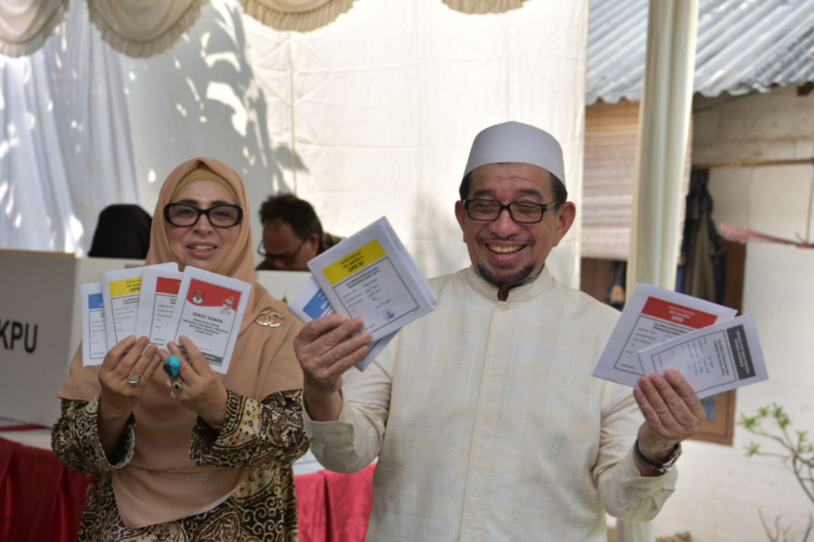 Ketua Majelis Syuro PKS Habib Salim Segaf Al jufri beserta istri saat mencoblos di TPS wilayah Pejaten, Jakarta Selatan, Rabu (17/4) (Hamid M/PKSFoto)
