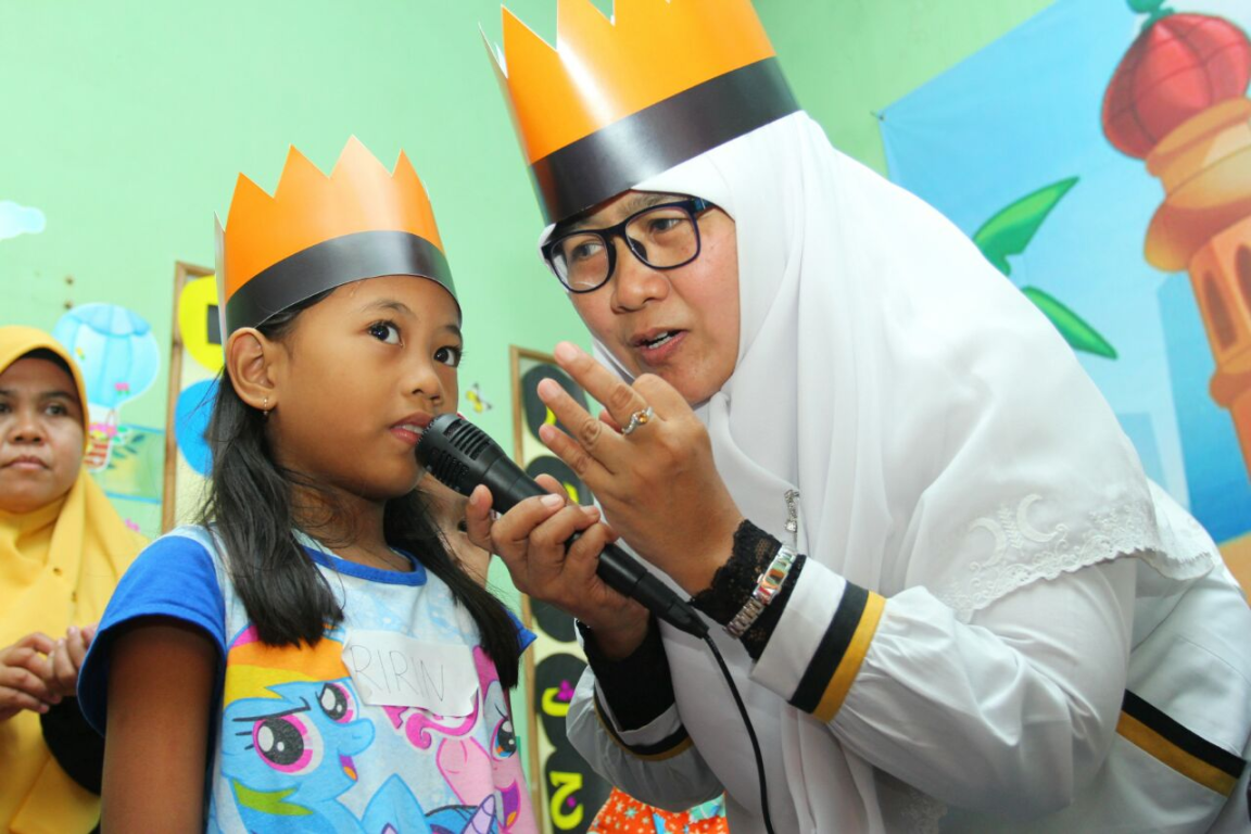 Ketua BPKK DPP PKS, Wirianingsih bercengkrama bersama anak asuh Day Care Rumah Keluarga Indonesia (RKI) Jakarta Utara dalam rangka Hari Kartini, Ahad (22/4) (Donny Abuy/PKSFoto)