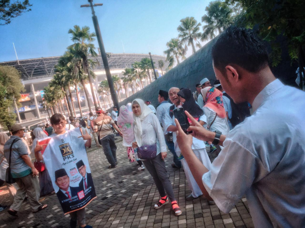 Eni berfoto dengan logo PKS dan Prabowo-Sandi di arena Kampanye di GBK, Ahad (7/4) (Ridwan/PKSFoto)