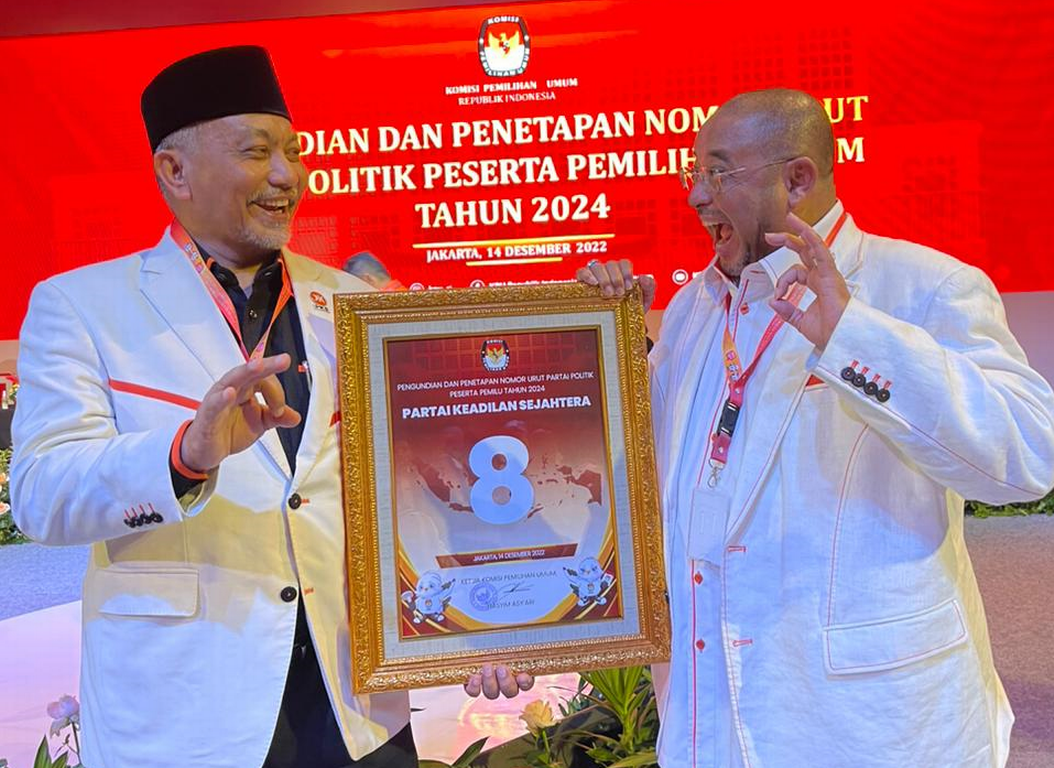 Presiden PKS Ahmad Syaikhu dan Sekretaris Jenderal PKS Habib Aboe Bakar Alhabsy dalam pengambilan nomor urut peserta Pemilu 2024