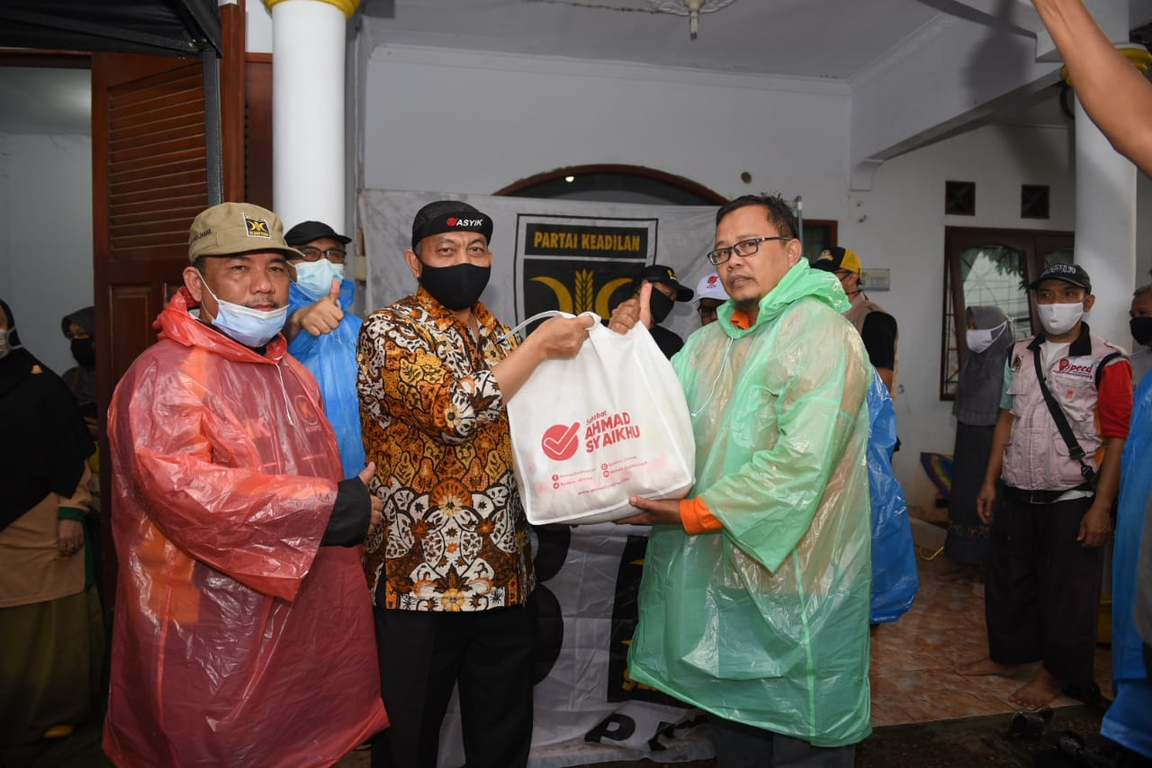 Presiden PKS Ahmad Syaikhu memberikan bantuan bagi korban banjir di Bekasi (M Hilal/PKSFoto)