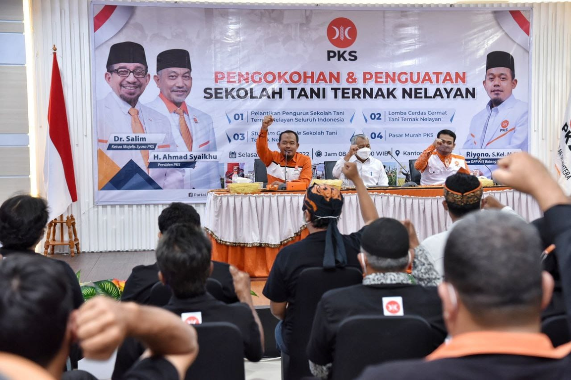 Ketua DPP PKS Bidang Tani dan Nelayan Riyono bersama Presiden PKS Ahmad Syaikhu (dok PKSFoto)
