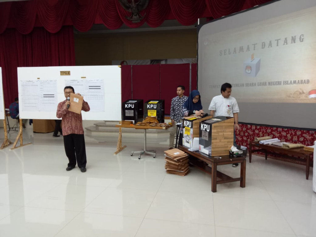 Suasana Perhitungan Suara di TPS KBRI Islamabad, Pakistan, Rabu (17/4) (dok PIP PKS Pakistan)