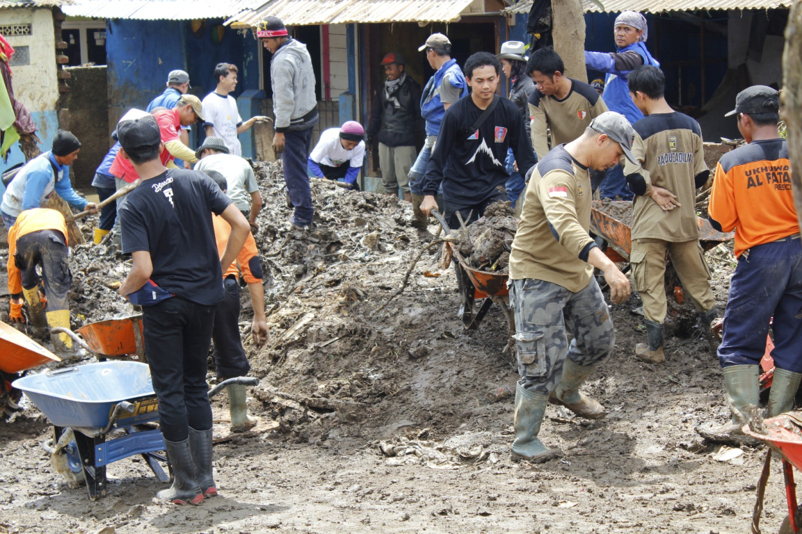 Relawan PKS membantu korban banjir Garut, Selasa (27/9).