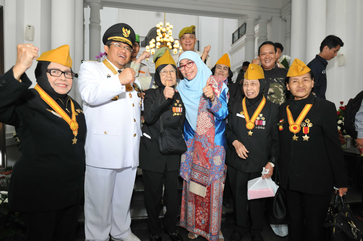 Gubernur Jabar Aher dengan istrinya Netty Heryawan bersama para perintis kemerdekaan Jawa Barat