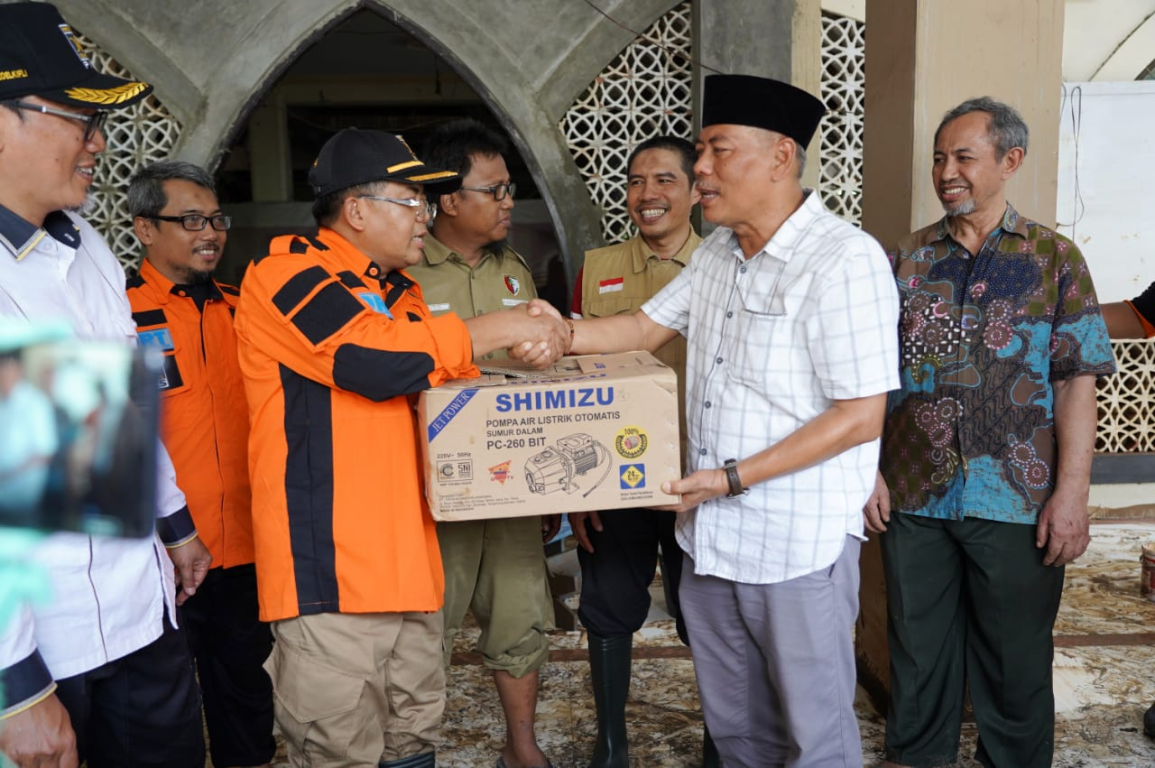 Presiden PKS Serahkan Bantuan Perlengkapan Kebersihan ke sebuah Masjid