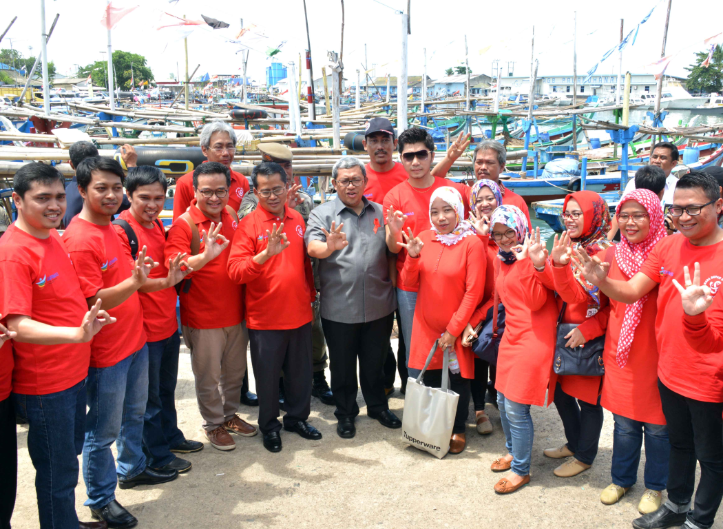 Gubernur Jawa Barat Ahmad Heryawan (tengah)