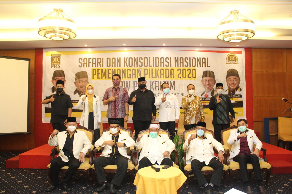 Sekjen PKS Habib Aboe Bakar Al Habsy bersama Kandidat Calon kepala daerah dan wakil kepala daerah yang diusung PKS di Kaltim (Alris/PKSFoto)