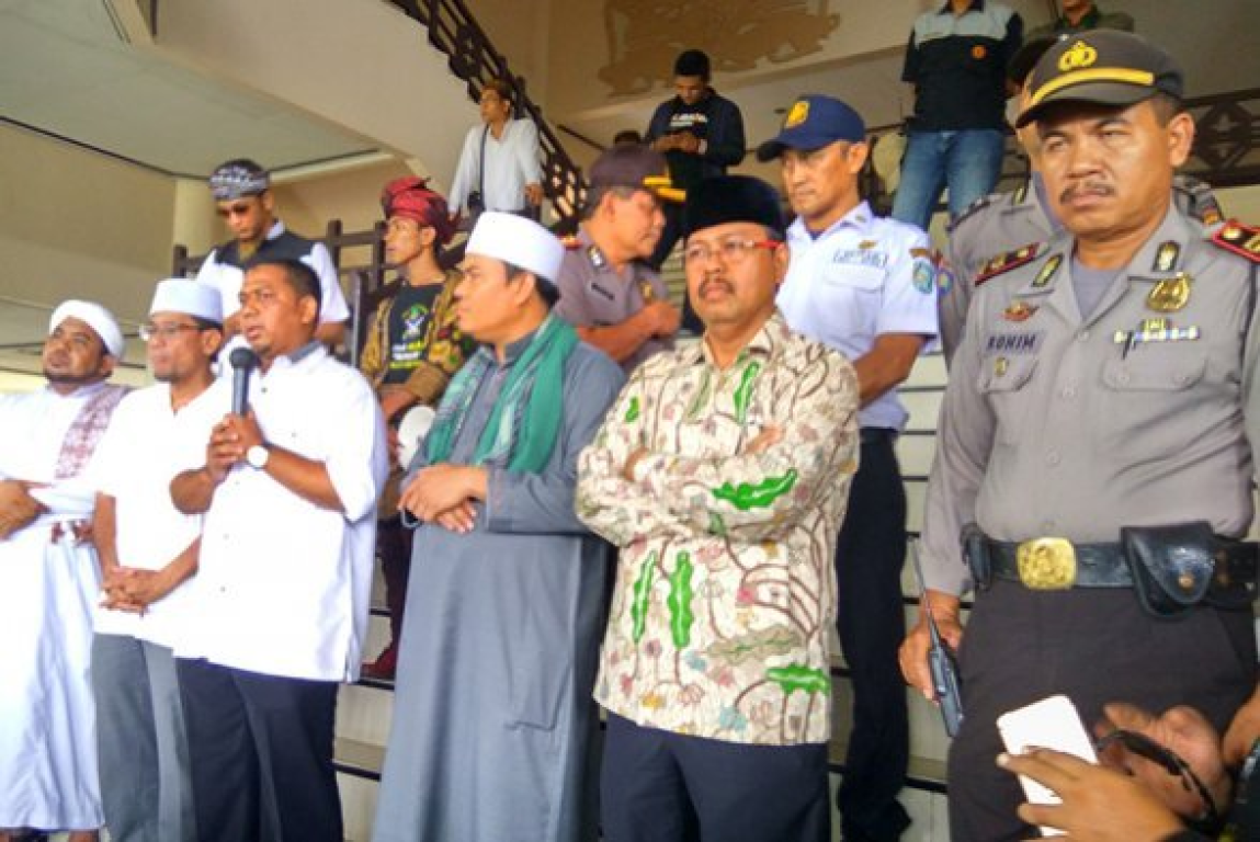 Anggota DPRD Kalimantan Barat (Kalbar), Fatahillah Abrar menerima aspirasi dari aliansi umat Islam Kalimantan Barat dalam aksi solidaritas Rohingya, Jumat (8/9). (Foto: Tribun Pontianak)