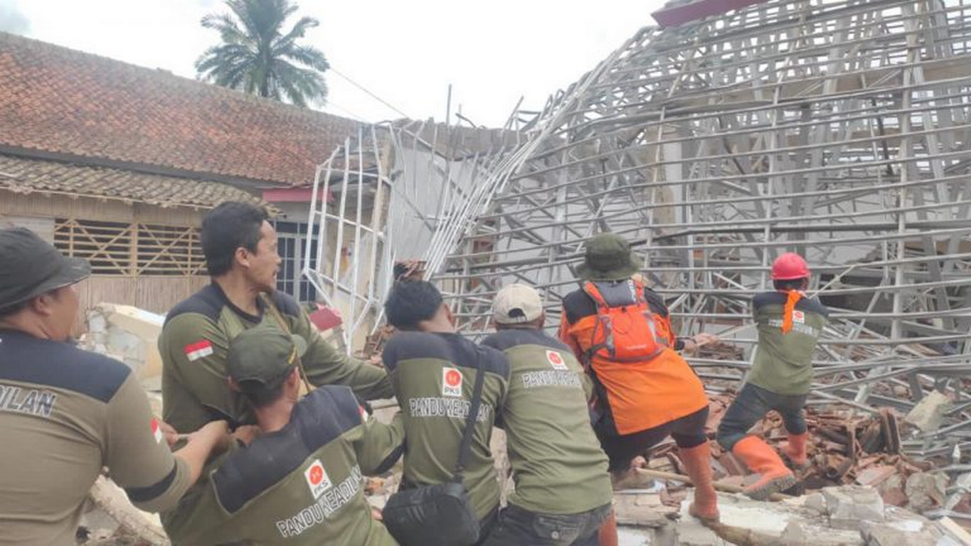 Tim Relawan PKS Robohkan Bangunan Masjid yang Hampir Runtuh