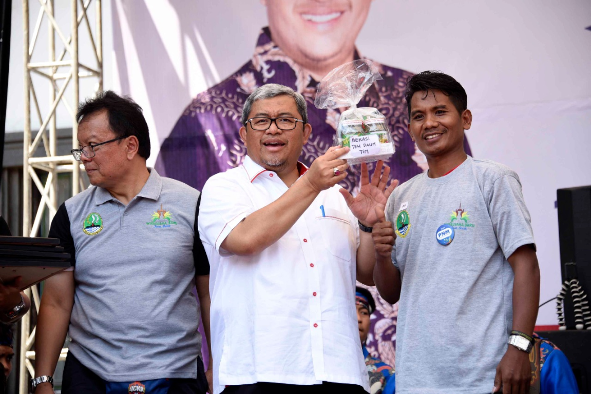 Gubernur Jawa Barat, Ahmad Heryawan (tengah) saat memperkenalkan produk hasil UMKM