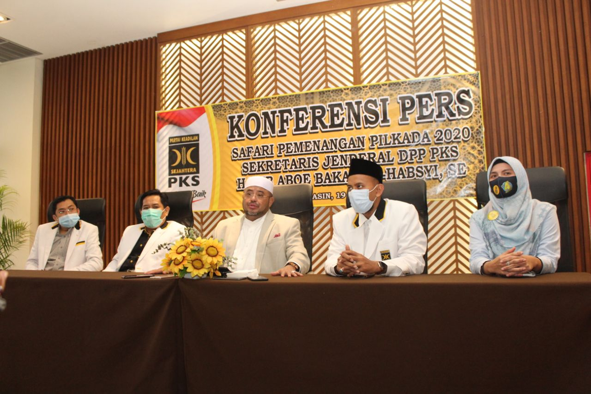Sekjen PKS Habib Aboe Bakar Alhabsy memberikan keterangan pers dalam Konsolidasi Pemenangan Pilkada se-Kalsel di Banjarmasin, Kamis (19/11) (Alris/PKSFoto)