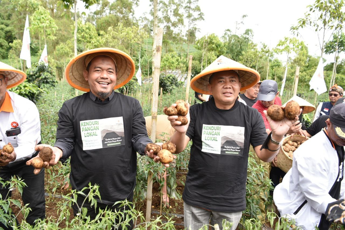 Ketua Bidang Peternak Petani Nelayan DPP PKS, Riyono Caping bersama Ketua Majelis Syura PKS Mohamad Sohibul Iman (dok:PKSFoto)