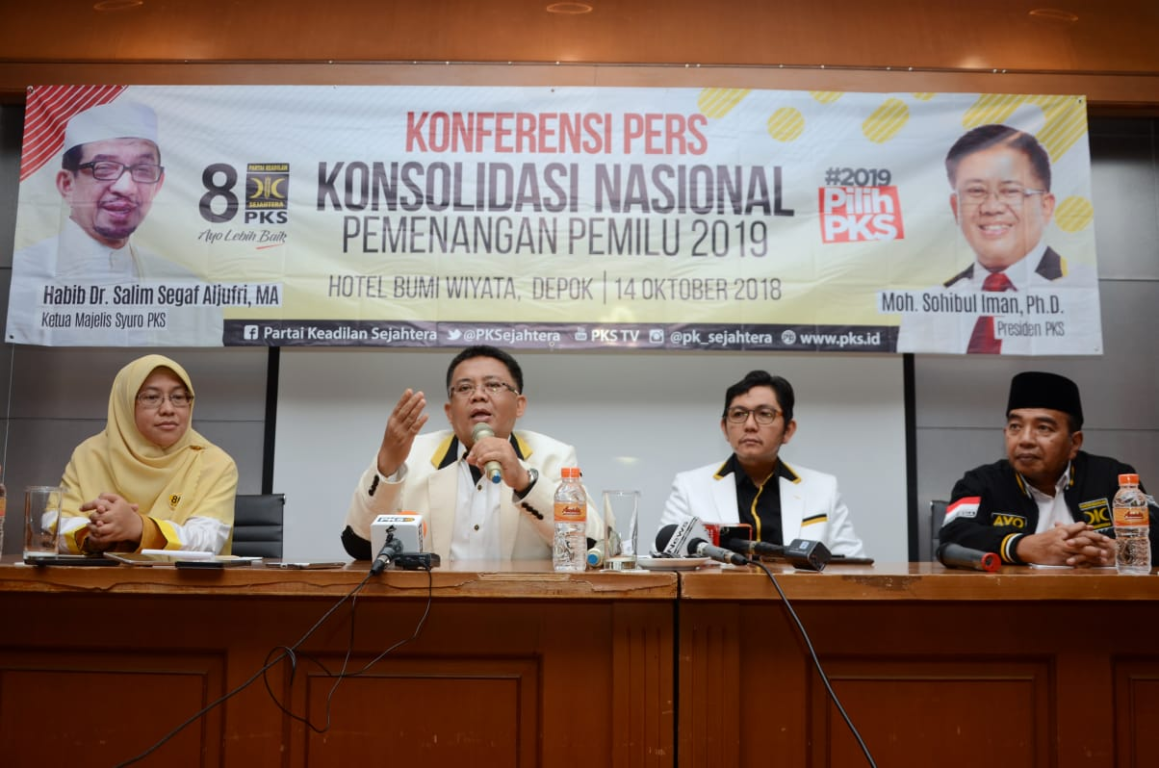 Presiden PKS Mohamad Sohibul Iman didampingi Sekjen Mustafa Kamal, Ketua TPP Pusat PKS Chairul Anwar dan Ketua DPP Bidang Humas Ledia Hanifa dalam konferensi pers Konsolidasi Nasional PKS di Depok, Ahad (14/10) (PKSFoto)