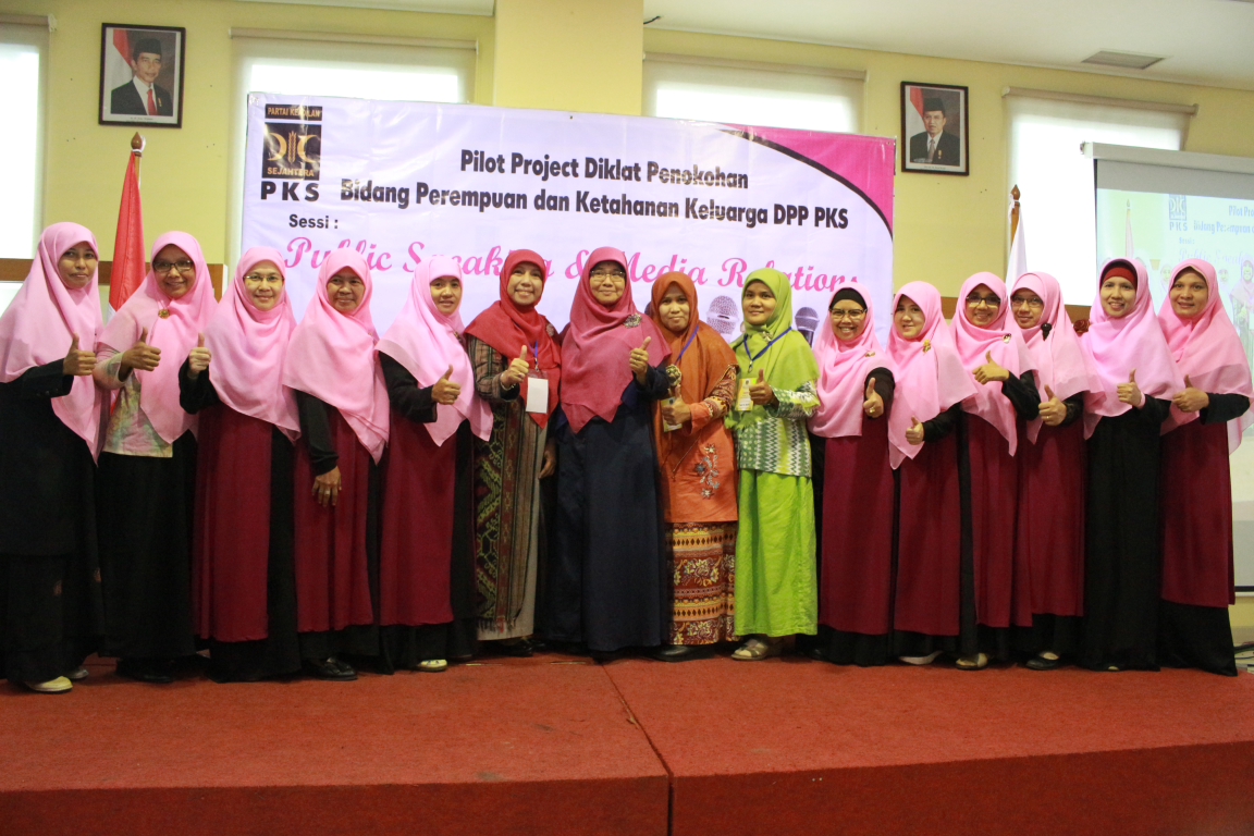 Para kader perempuan sedang ikuti diklat