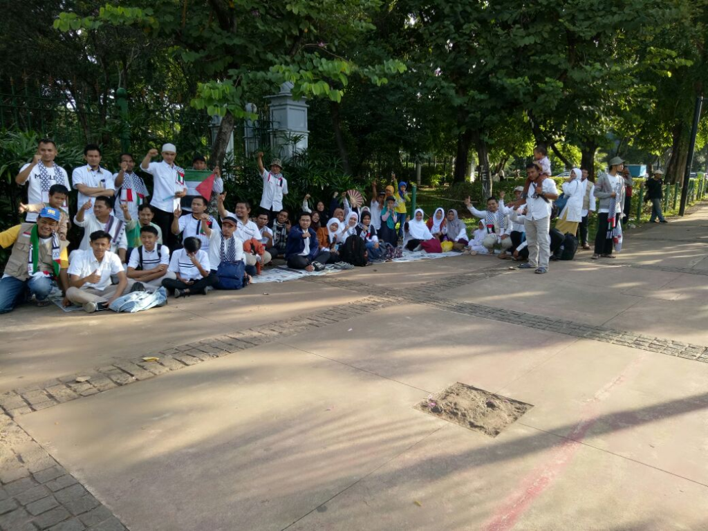 Para peserta Aksi Bela Palestina di depan Kedubes AS Jakarta, Ahad (10/12). (Sri Suharni/Reli)